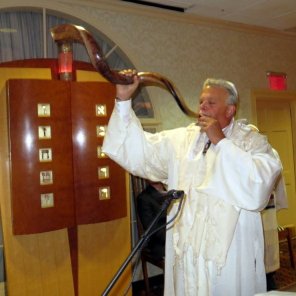 Rabbi Steve Meltz demonstrates the Shofar. Thank you to all who joined us for Yom Kippur Service. We are thankful you are a part of our Chavurah Beth Shalom community. Please email us for any comments: ChavurahBethShalom@gmail.com Photography courtesy of Hillary Viders,